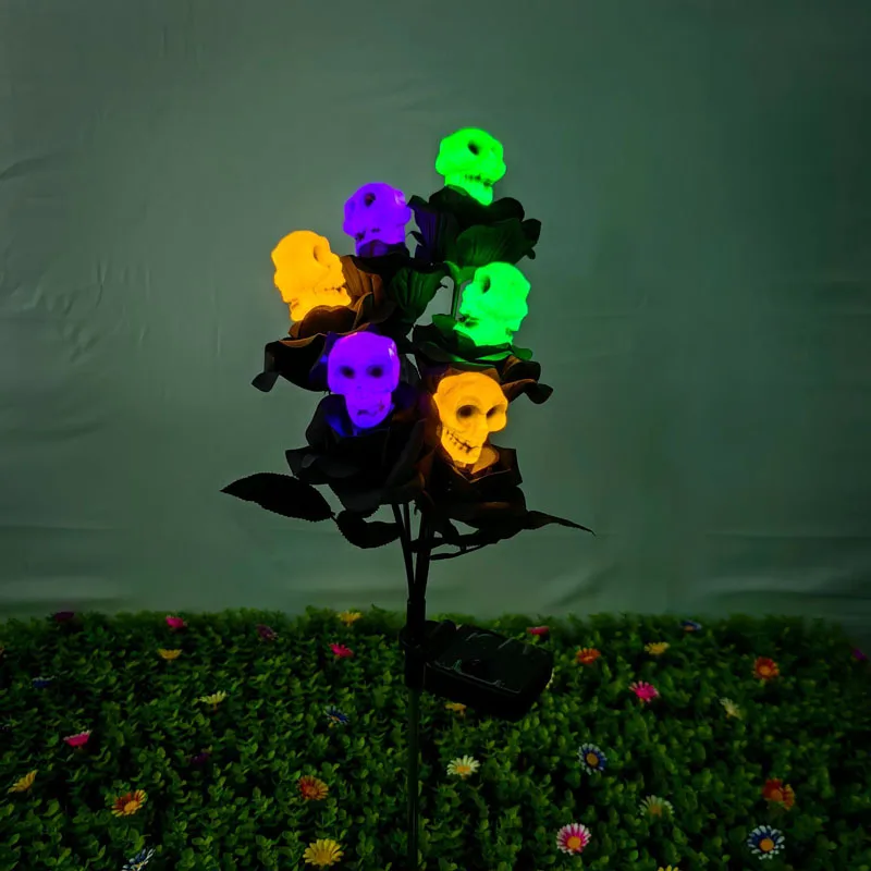 thumbnail image 1 of Nueva luz colgante con forma de calavera en forma de rosa de 4 cabezas alimentada por energía solar para exteriores, decoración de jardín y patio, 1 of 4