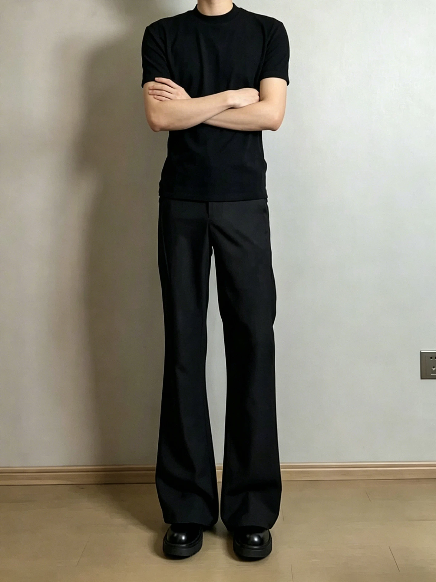 클린핏 블랙 반팔 티셔츠와 스트레이트 레그 마이크로 플레어 팬츠 남성 여름 OOTD 캐주얼 스포츠웨어 세트 (원세트)