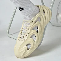 Summer New Men's Trendy Lightweight Outdoor Sandals Hole Hole Beach 48 Size Male Slippers Yeezy Slippers EVA Material Comfortabl