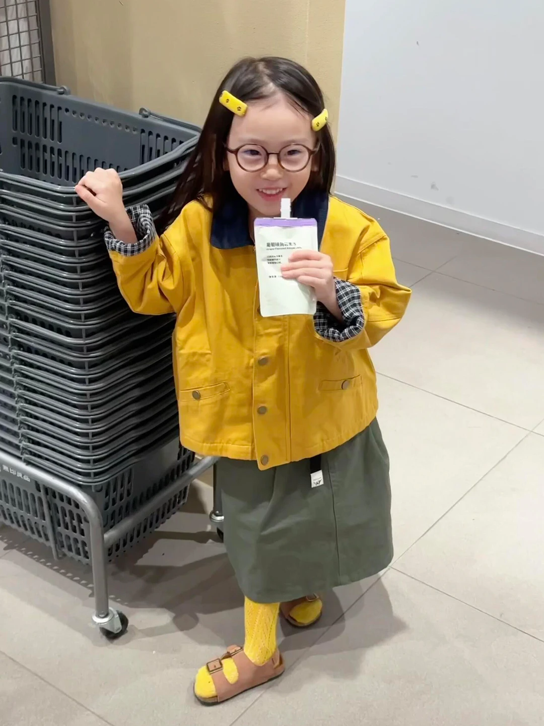 세련된 노란색 여아용 봄 시즌 재킷, 폴리에스터 섬유 옷, 튼튼하고 방풍 기능이 있는 단추형 여밈