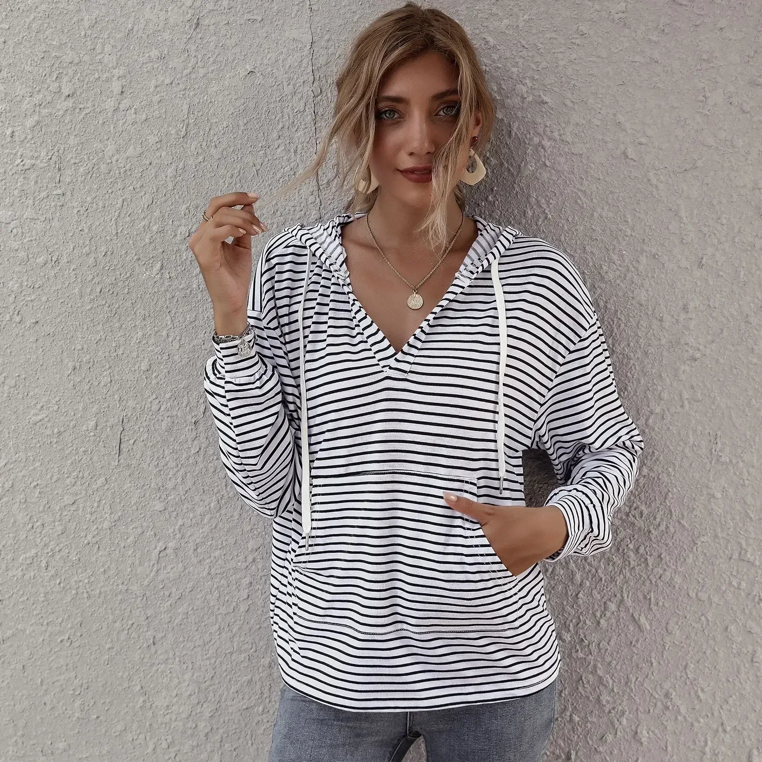 Women's Autumn and Winter Hoodie Women's Sportswear Sports Sweater Casual and Comfortable Striped Loose Pullover Jacket Inside