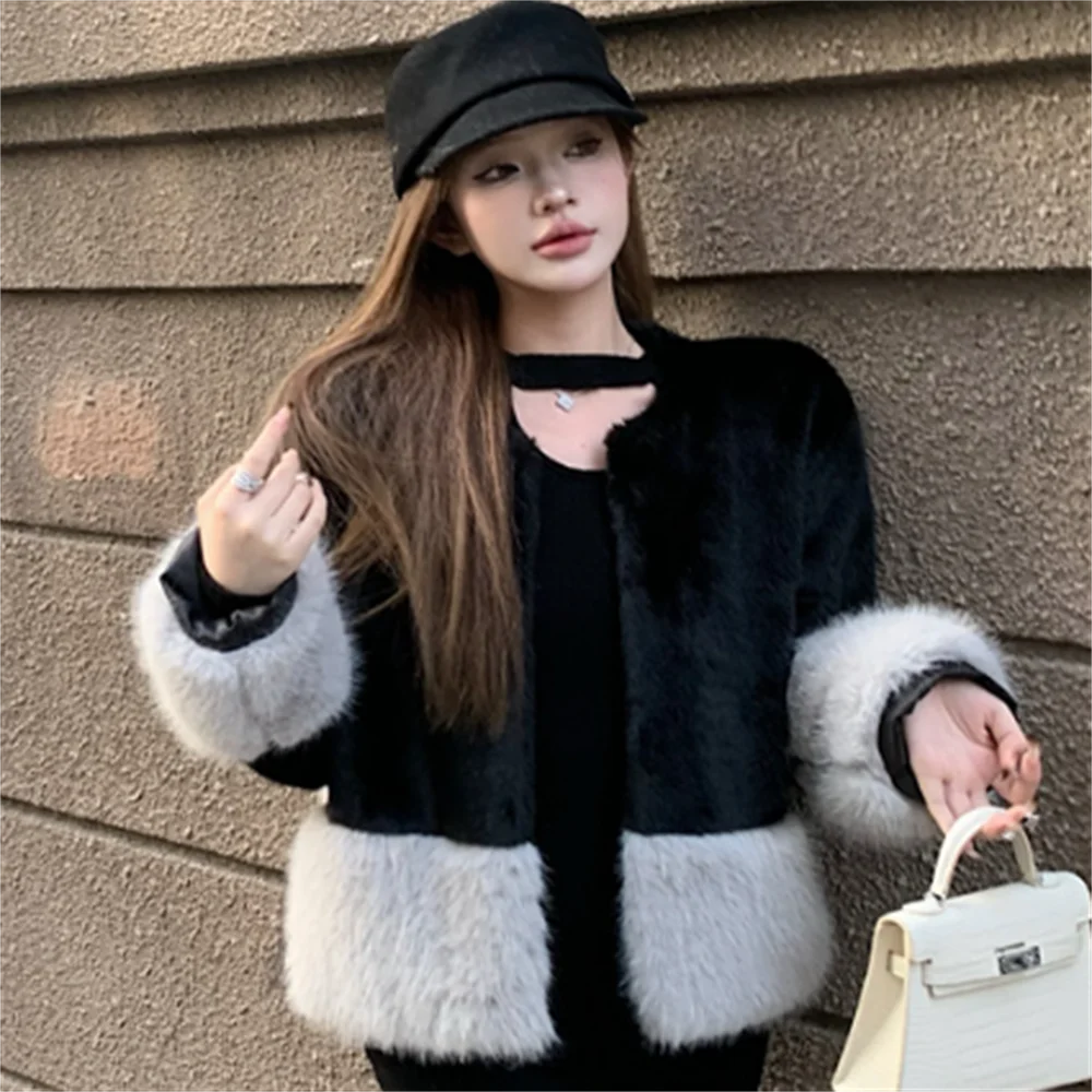 

Женское короткое меховое пальто черно-белого цвета