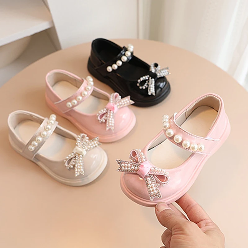 

2023 New Children Princess Shoes Patent Leather Sandals Kids Girls Elegant Cute Pearl Bow Decoration Child Party Shoes