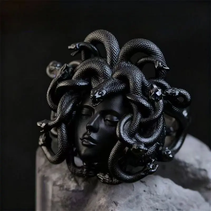 Bague Méduse argentée portée
