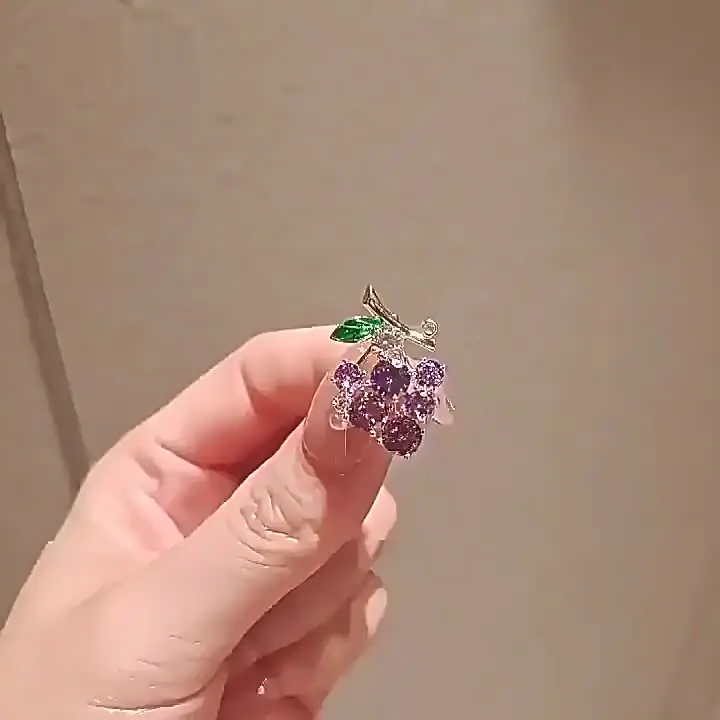 Фиолетовая зеленая кристальная брошь в виде винограда