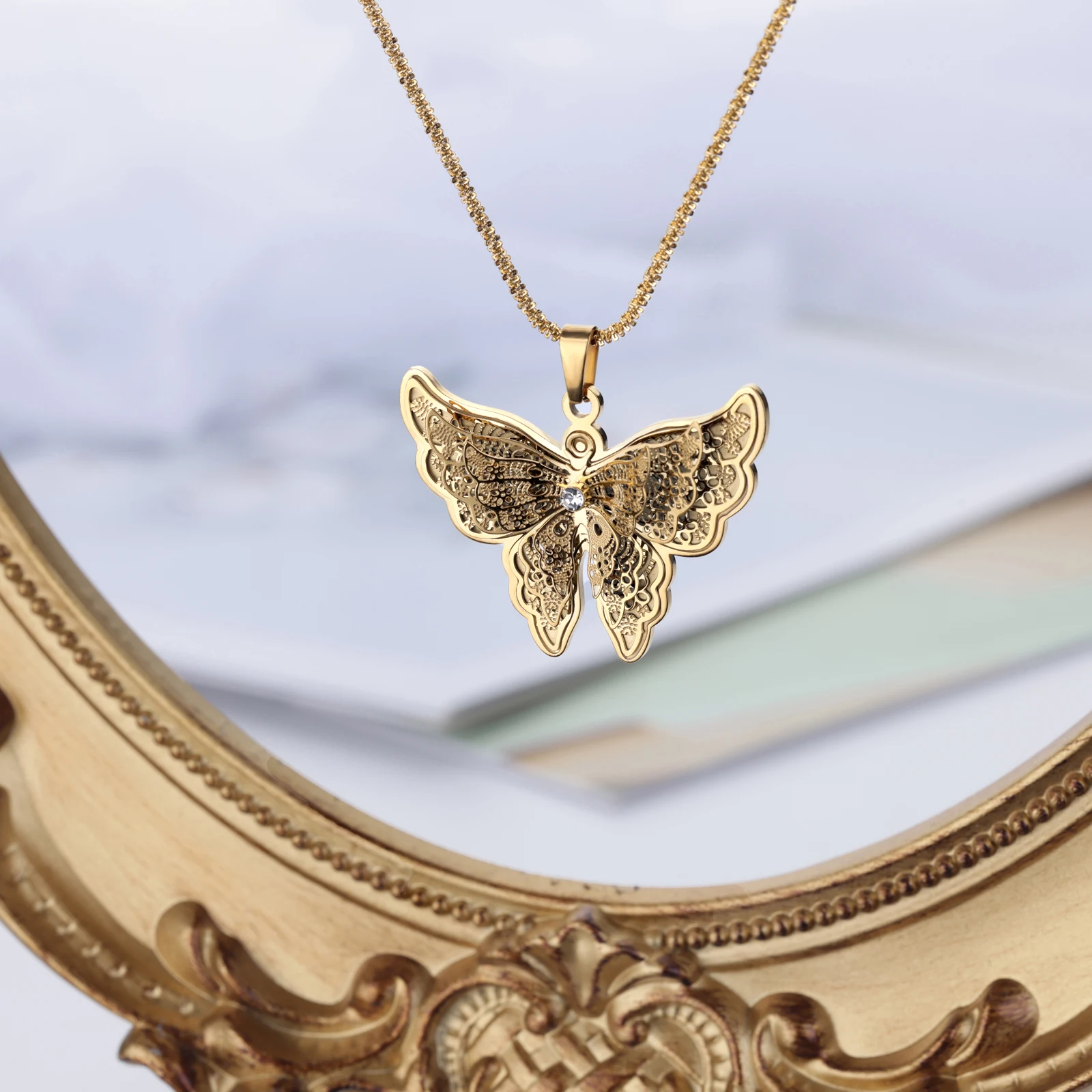 

Luxury Butterfly Necklace for Women Jewelry Hollow Adjustable Wing Exquisite Cute Aesthetic Pendant for Girl friend Couple Gift