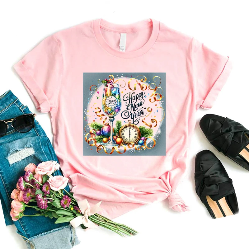 Frohes Neues Jahr 2025, bedrucktes rosa T-Shirt für Damen, lustiges lässiges T-Shirt für Damen, Harajuku-Shirt, kurzärmeliges T-Shirt, weiblich, Großhandel – Detail 1