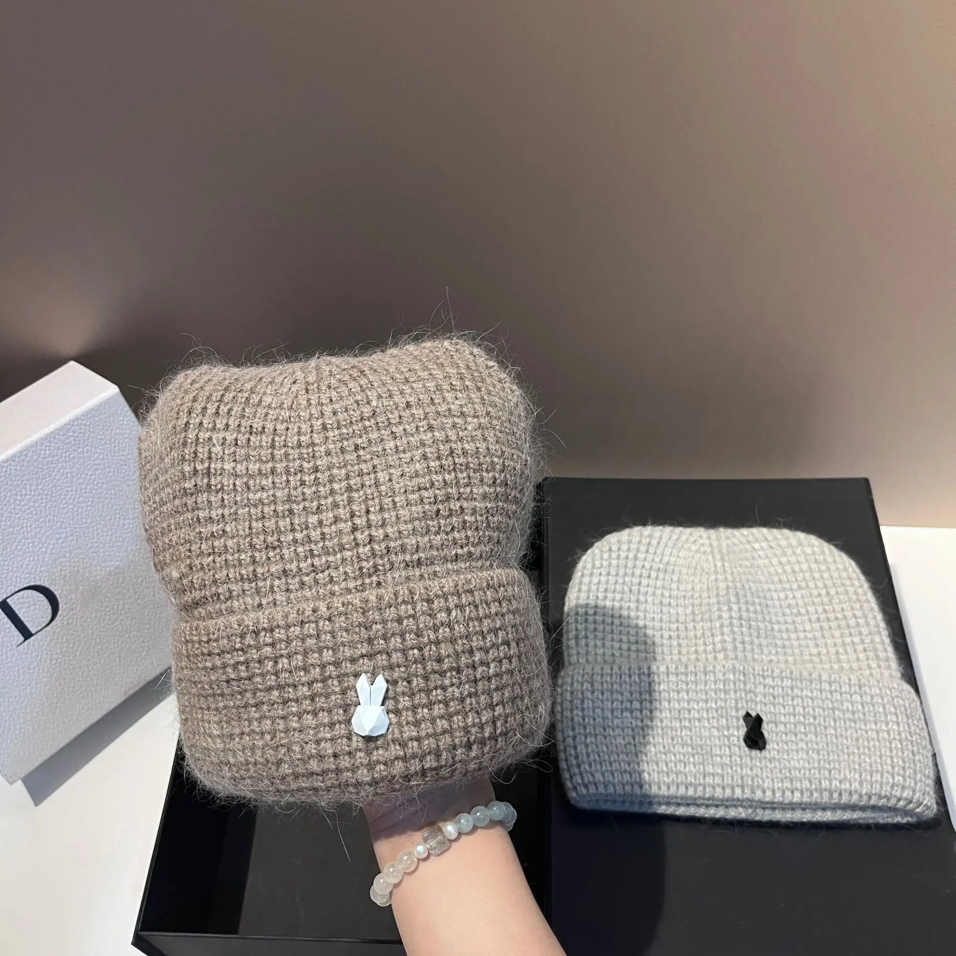 Autunno e inverno nuovo cappello lavorato a maglia in pelliccia di coniglio scozzese moda orecchie di coniglio carino caldo morbido cappello di lana glutinosa da donna
_voghion.com