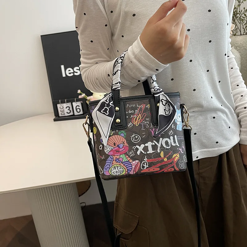 حقيبة يد عصرية بتصميم جرافيتي فني للنساء، تتميز بح...
