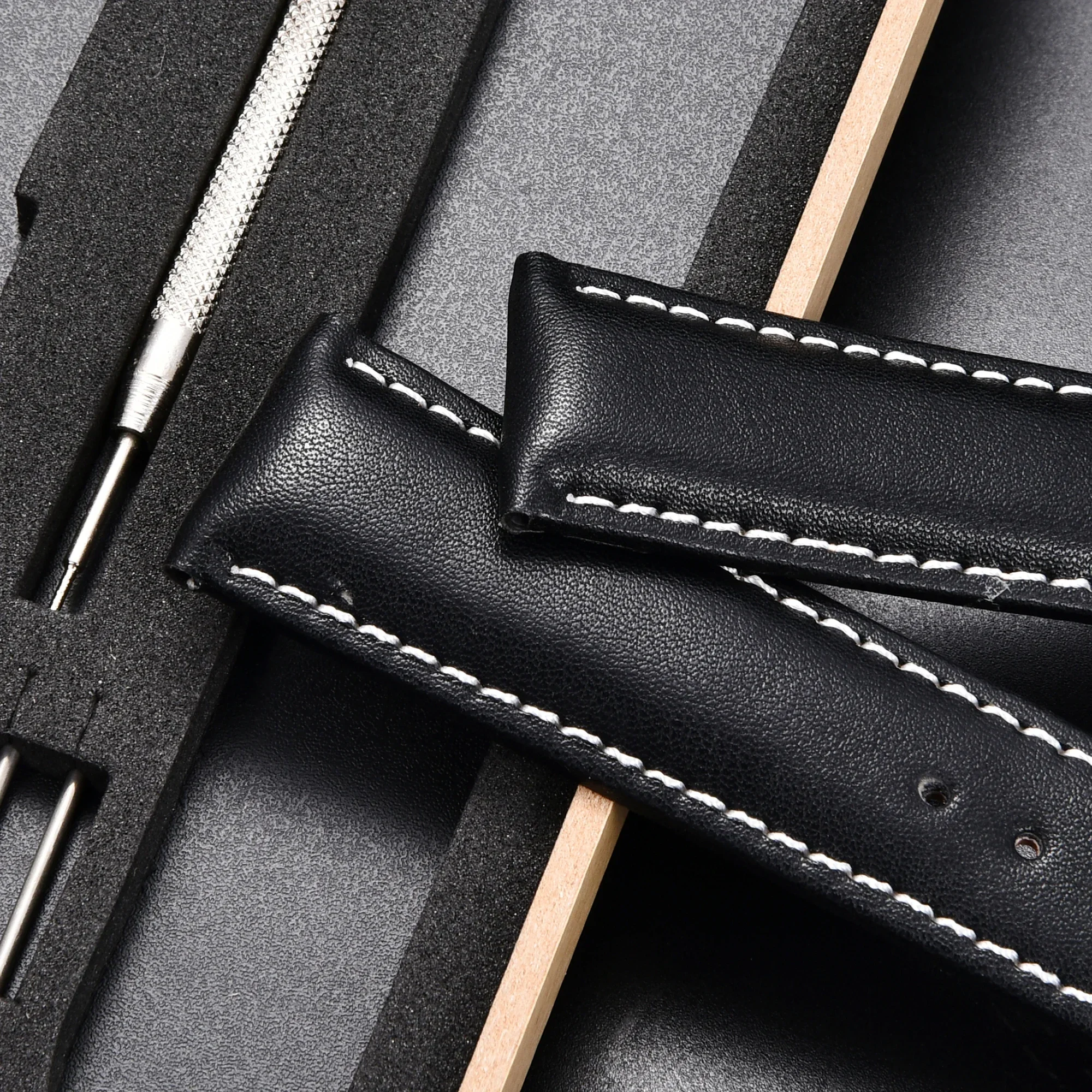 Luxurious Genuine Leather Watchband with Automatic Butterfly Buckle - Elegant Business Wrist Strap with Gift Box