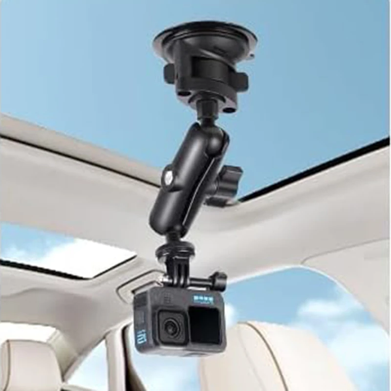 Support ventouse pour caméra GoPro, Insta360, DJI installé sur pare-brise, prêt à filmer la route depuis l'intérieur.