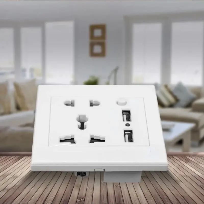 Sidovy av det smarta WiFi-uttaget som visar dess kontaktutformning