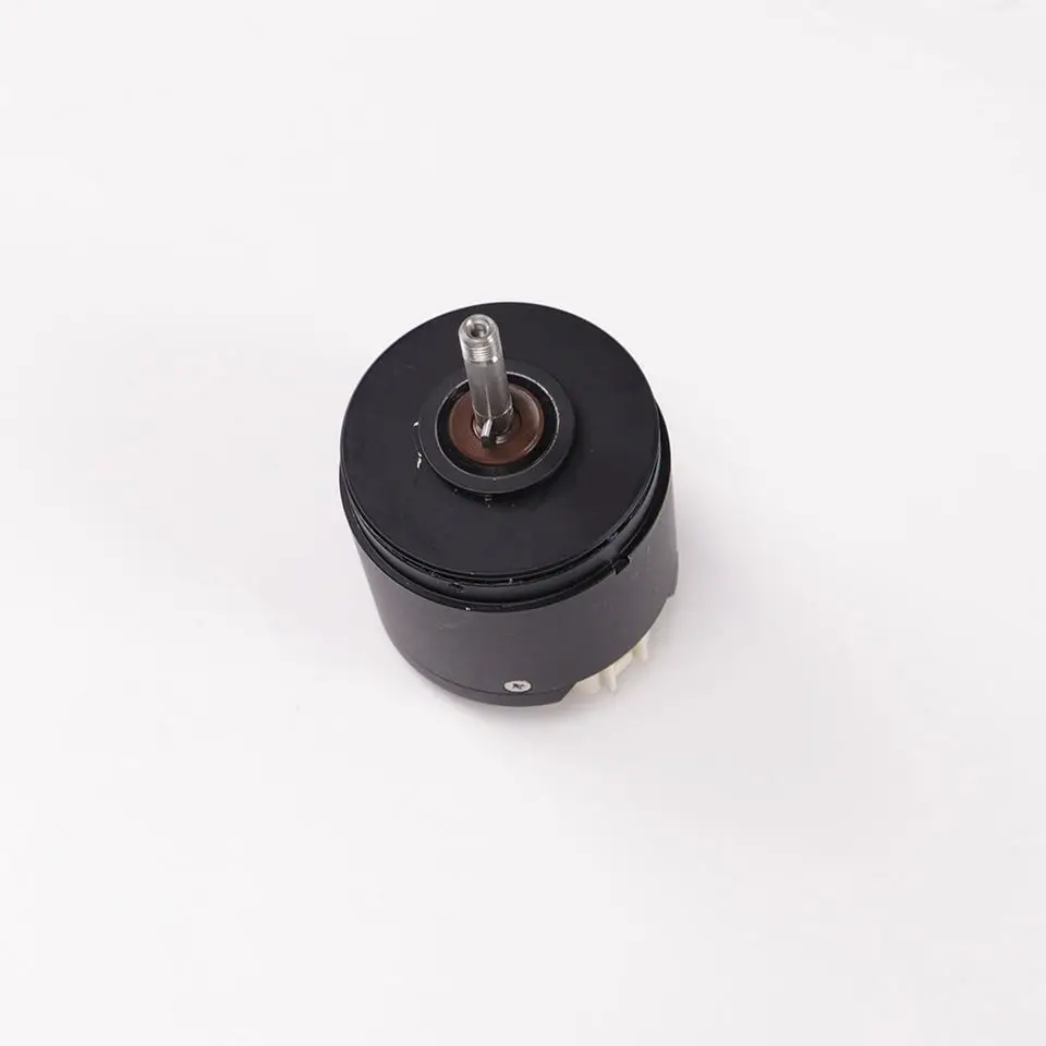 Moteur centrifuge pour drone agricole Agras T50 T40 T25 T20P posé sur fond blanc, détails des pales visibles.