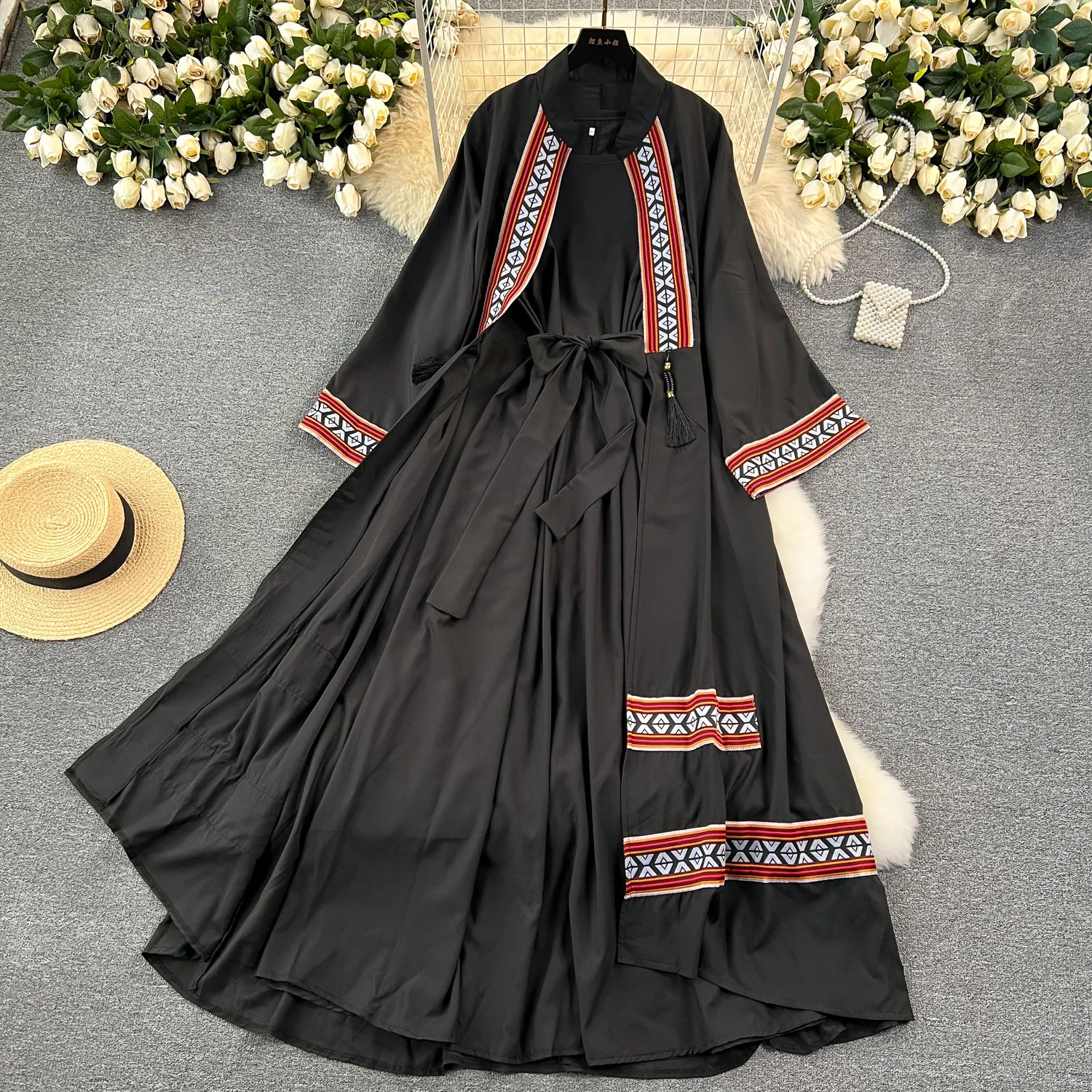 فستان طويل بتطريز تراثي مع حزام خصر