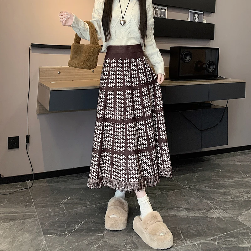 

2023 New Autumn Winter Women High Waist Slim Long Skirt High Quality Fashion Swallow Gird Jacquard Tassel Hem Knitted Skirt