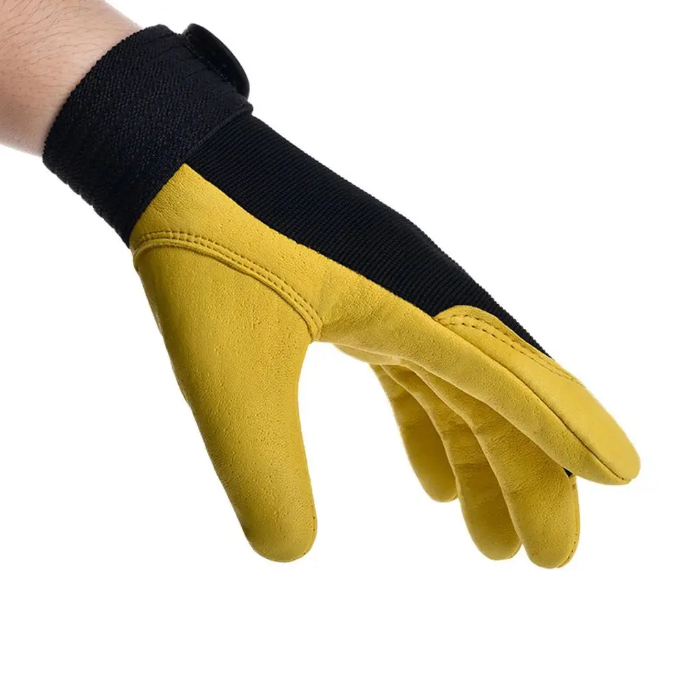 Trois paires de gants nitrile jetables noir et blanc, tailles M, L et XL, illustrant la variété du lot de 100.