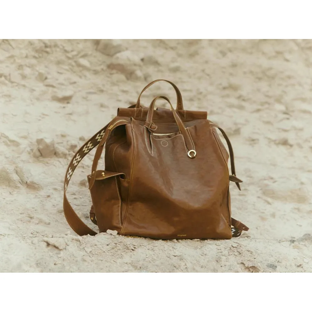 At the foot of Mountain, there is a backpack called series large unisex vegetable tanned leather_voghion.com