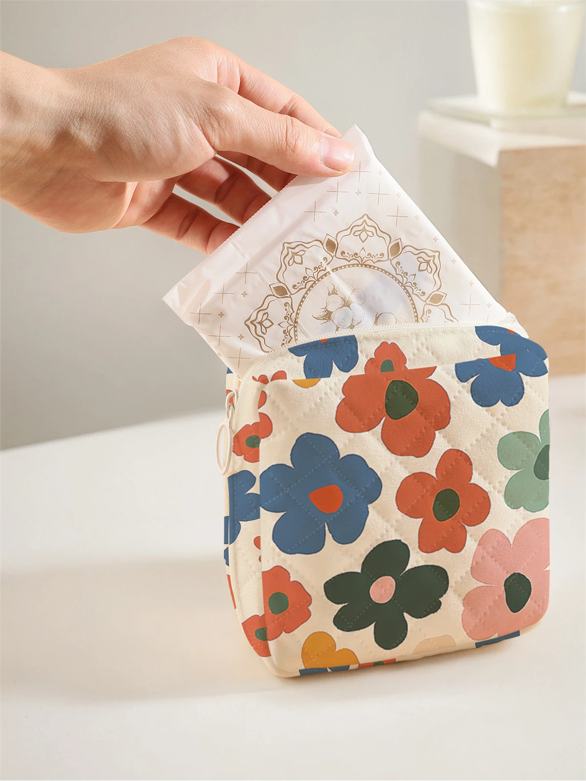 1 portable sanitary napkin storage bag, made of seaweed turtle pattern and diamond mesh material, lightweight women's tissue bag