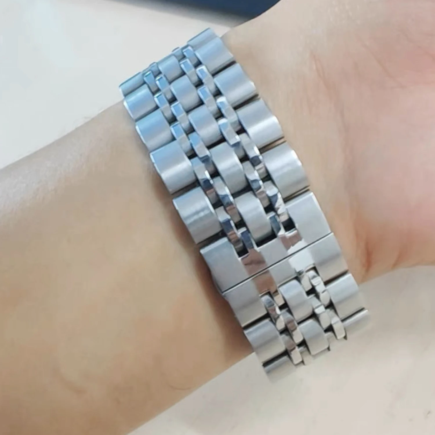 Sleek Stainless Steel Smartwatch Band - Gap-Free Quick Fit Metal Strap