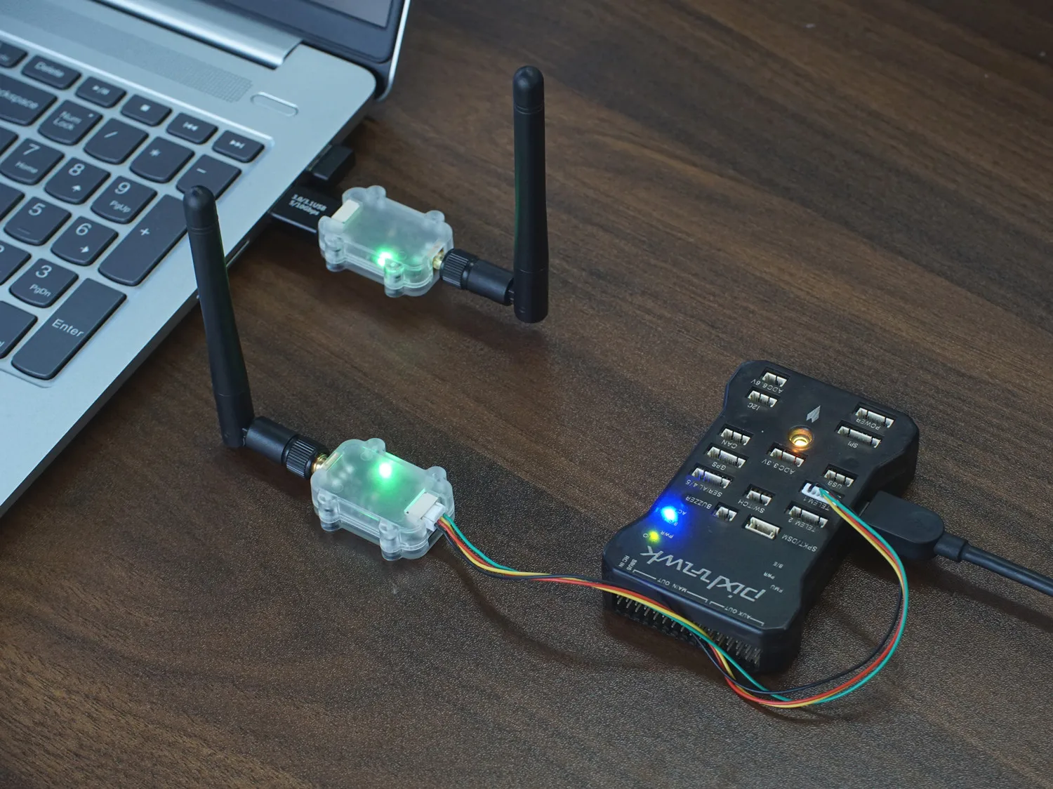 Module radio télémétrique longue portée 30 km pour drone posé sur une surface blanche