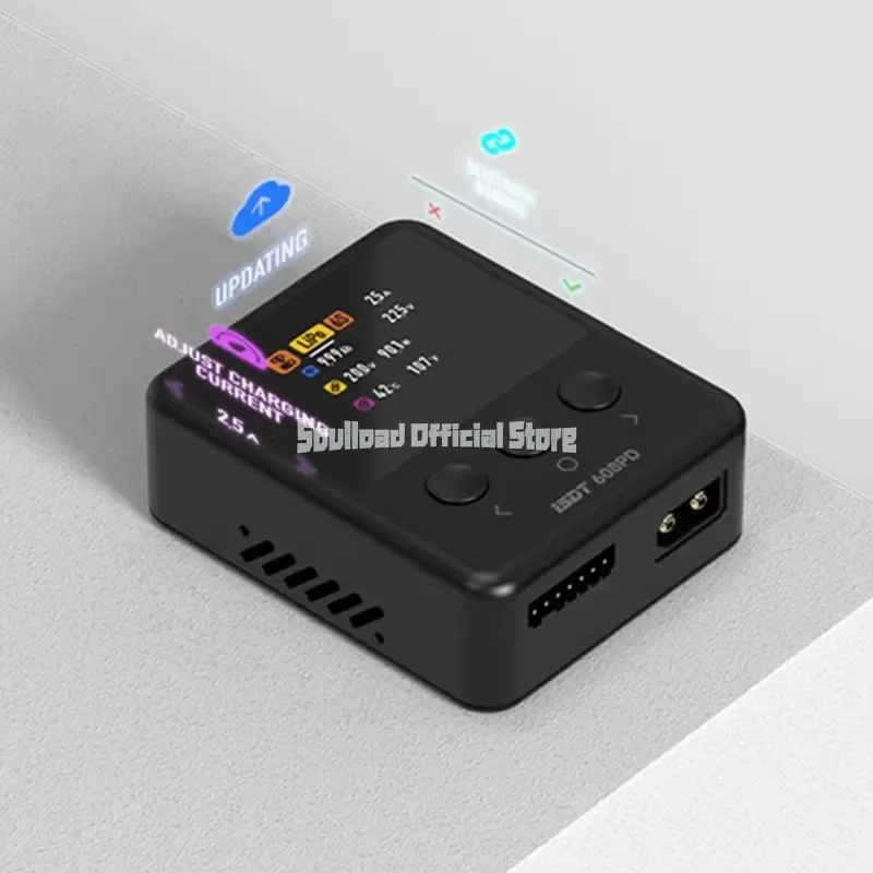 Chargeur ISDT 608PD en fonctionnement avec affichage des paramètres de charge sur l'écran