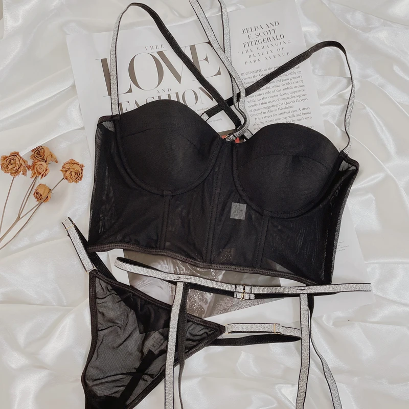 

Комплект из бюстгальтера и трусиков, с лямкой на шее