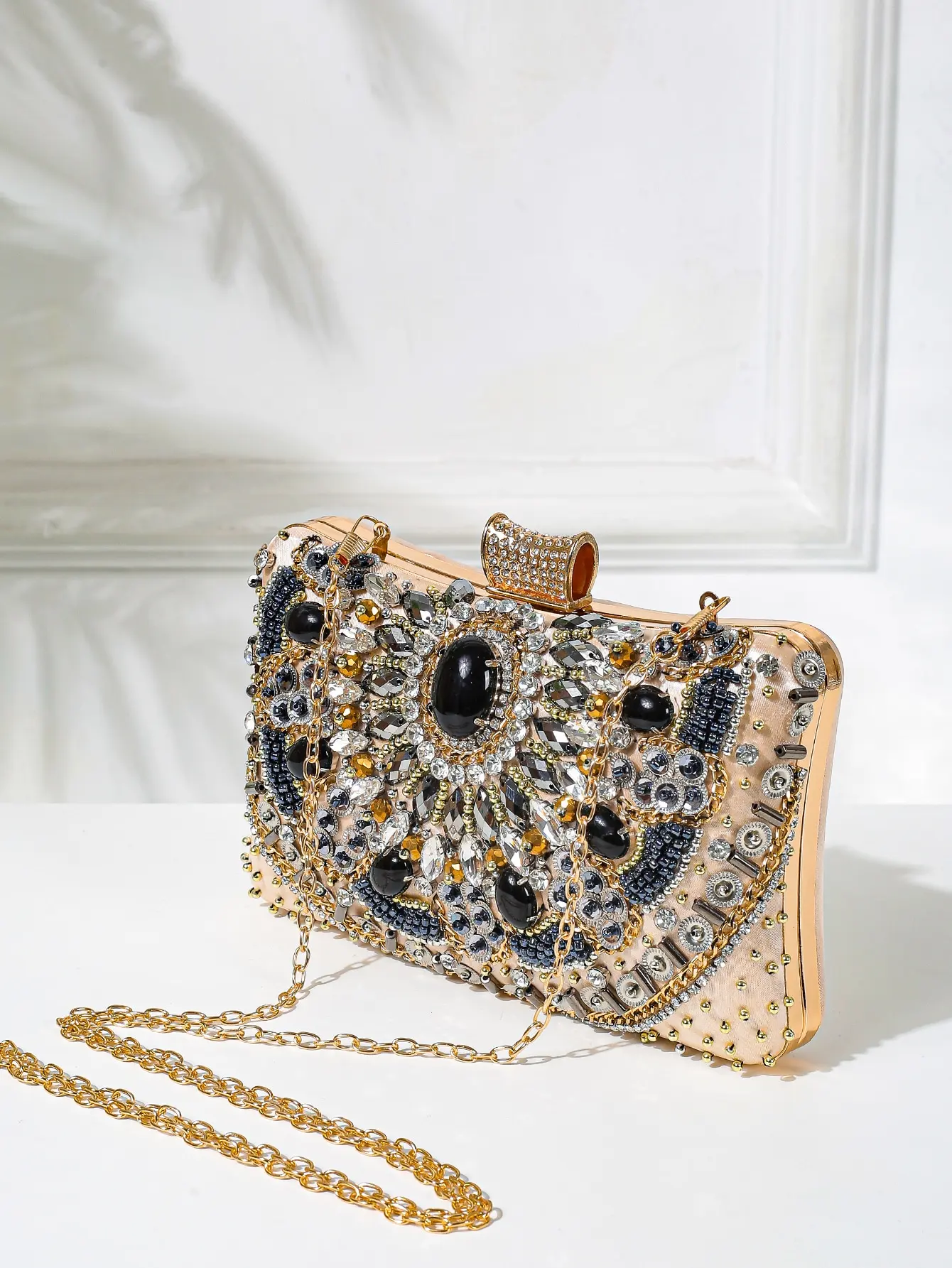 حقيبة سهرة مرصعة بأحجار الراين ومزينة بالخرز، وهي...