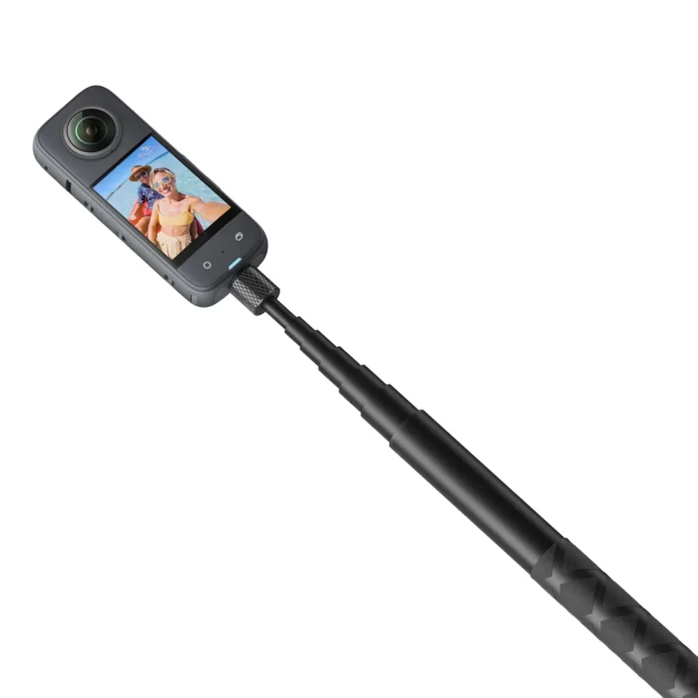 Perche à selfie invisible 114cm compatible Insta360 repliée à côté d'une caméra Insta360 X2, prête à être rangée.