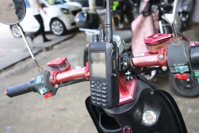 Staffa Porta Radio Per Specchietto Moto - Universale Per Walkie Talkie - In Alluminio E ABS