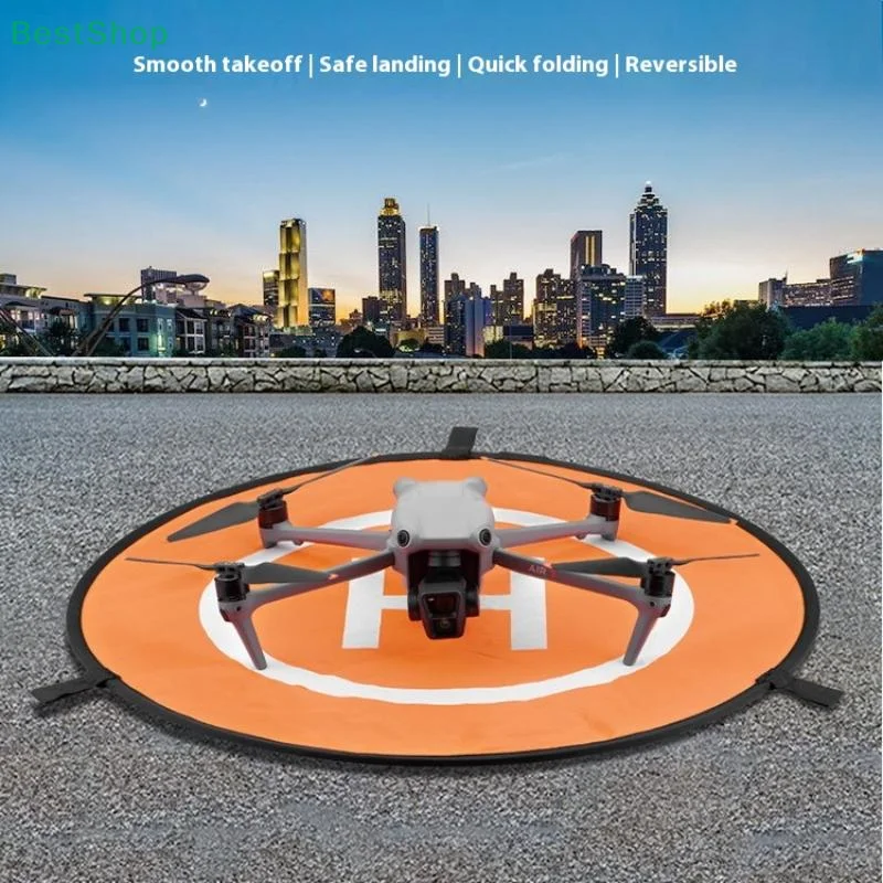 Drone en vol stationnaire au-dessus du tapis d'atterrissage pour drone, sécurisant l'atterrissage.