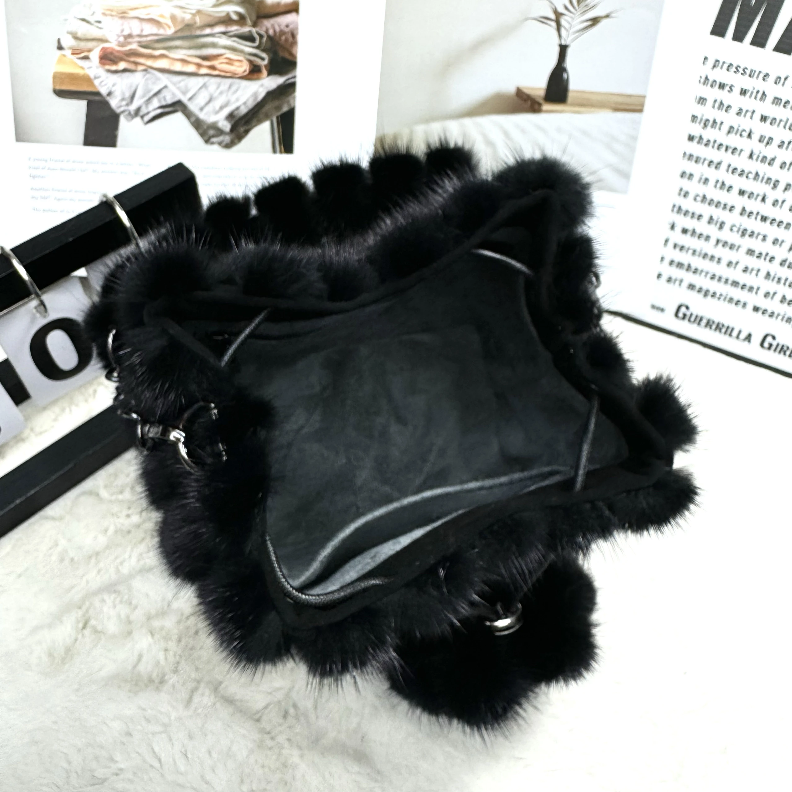 Women's Fashionable Plush bucket Tote Bag High-end Pleated Mink fur Shoulder Crossbody Bag Commuter Bag with Metal Chain
