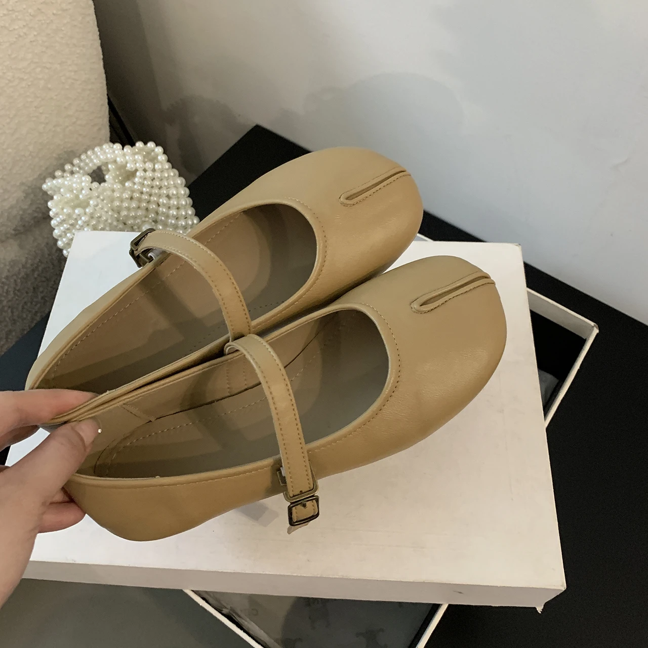 Novelty Split Toe Flat Shoes Woman Quality Leather Mary Janes Japanese Style Trotters Flats Ankle Bele Tabi Ninja Loafers Women 2