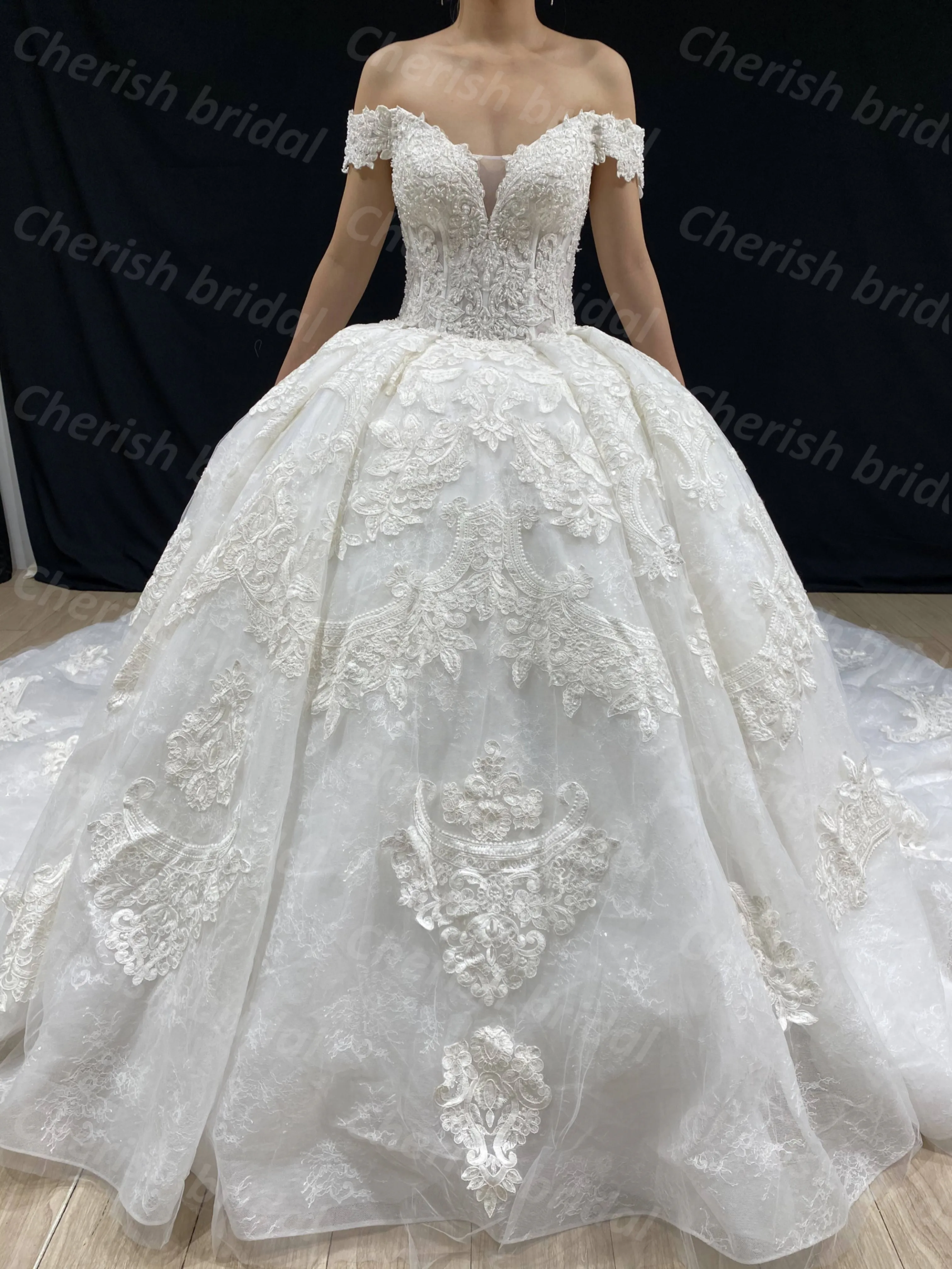 

C1056B Luxury Wedding Dresses for Woman Ivory Bride Dress Off Shoulder Lace Applique and Beading Lace Up Bridal Gown Princess