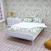 Maison de poupée Miniature 1:12, Simulation d'art en fer, lit Double de Style européen avec literie complète, meubles de chambre à coucher, jouet 2