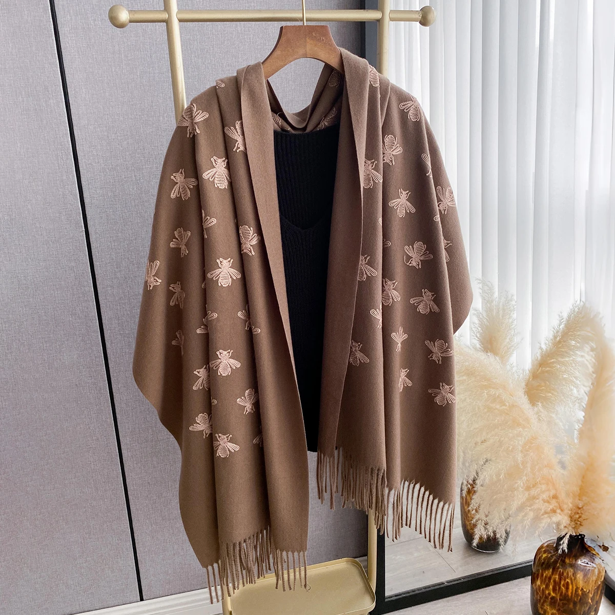 Fashion Bee Print Embroidery Scarf Elegant Women Winter Thick Warm Neck Pashmina Long Fringe Scarves Lady Blanket Soft Shawl