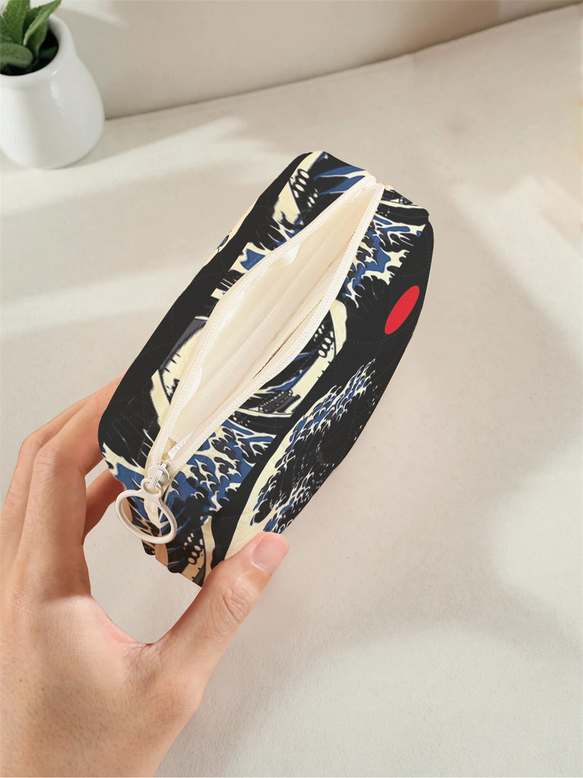 1 portable sanitary napkin storage bag, made of seaweed turtle pattern and diamond mesh material, lightweight women's tissue bag