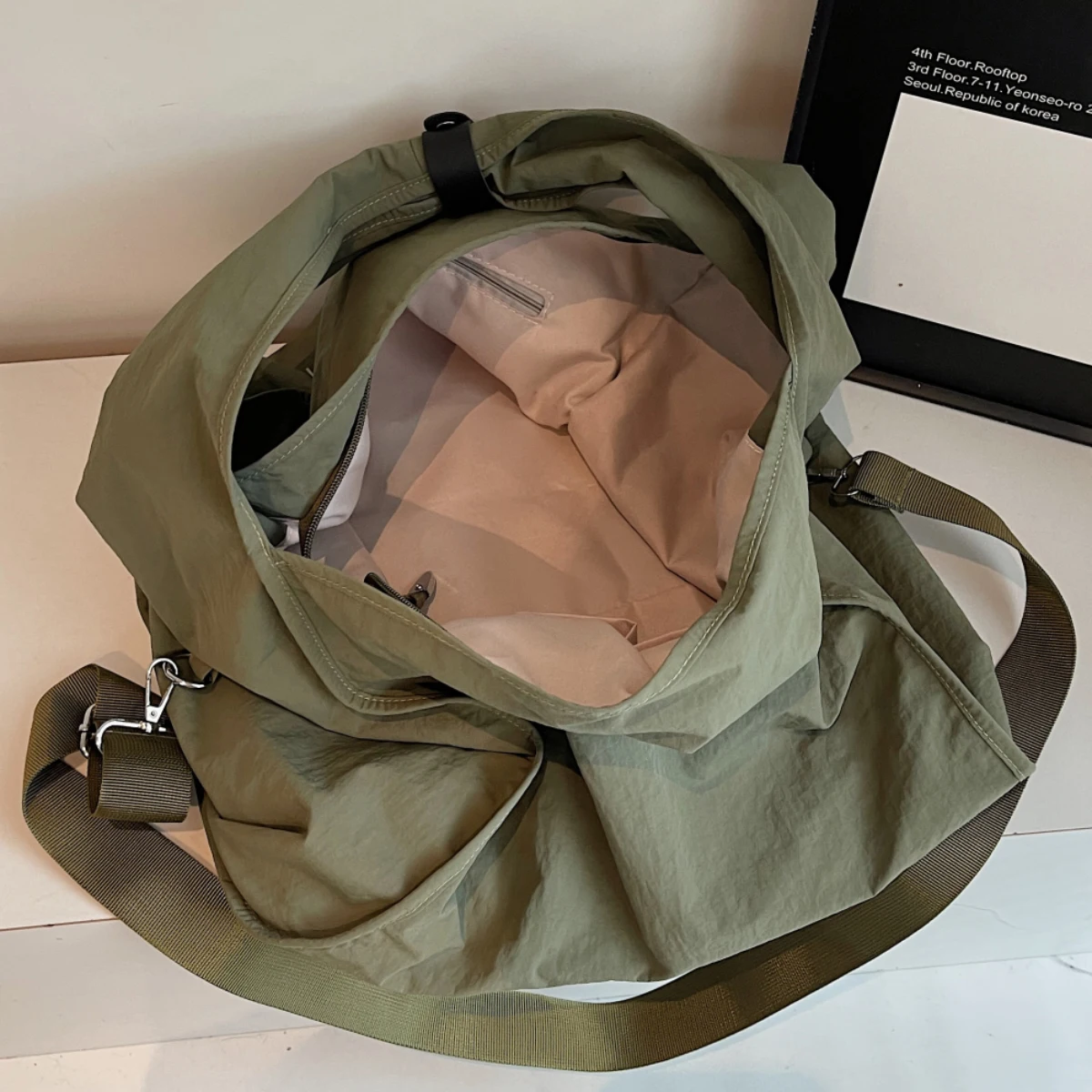 Niche Design Tote Bag for Women 2025 New Canvas Commuter Large-Capacity Shoulder Bag for College Students, Versatile for Classes, Shopping, and Vacations