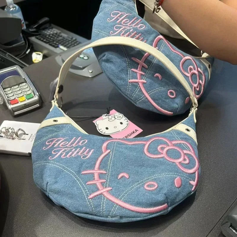 

Сумка-кроссбоди женская с вышивкой «Hello Kitty»