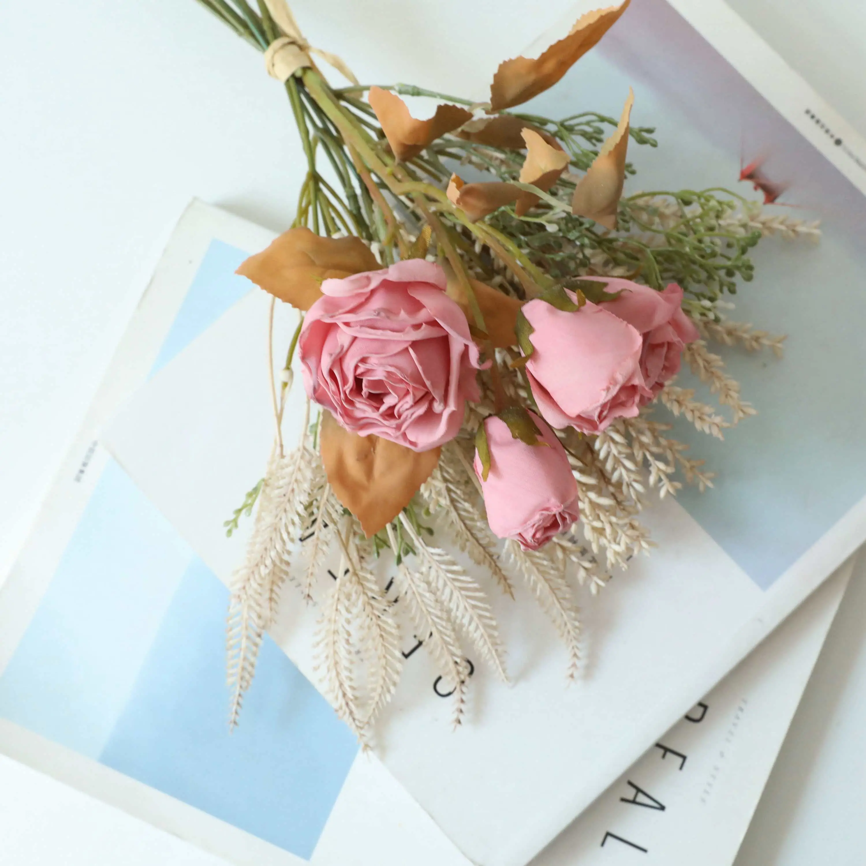 Un Bouquet Des Fleurs Artificielles Dans Un Vase, Décor 4 Image Stock
