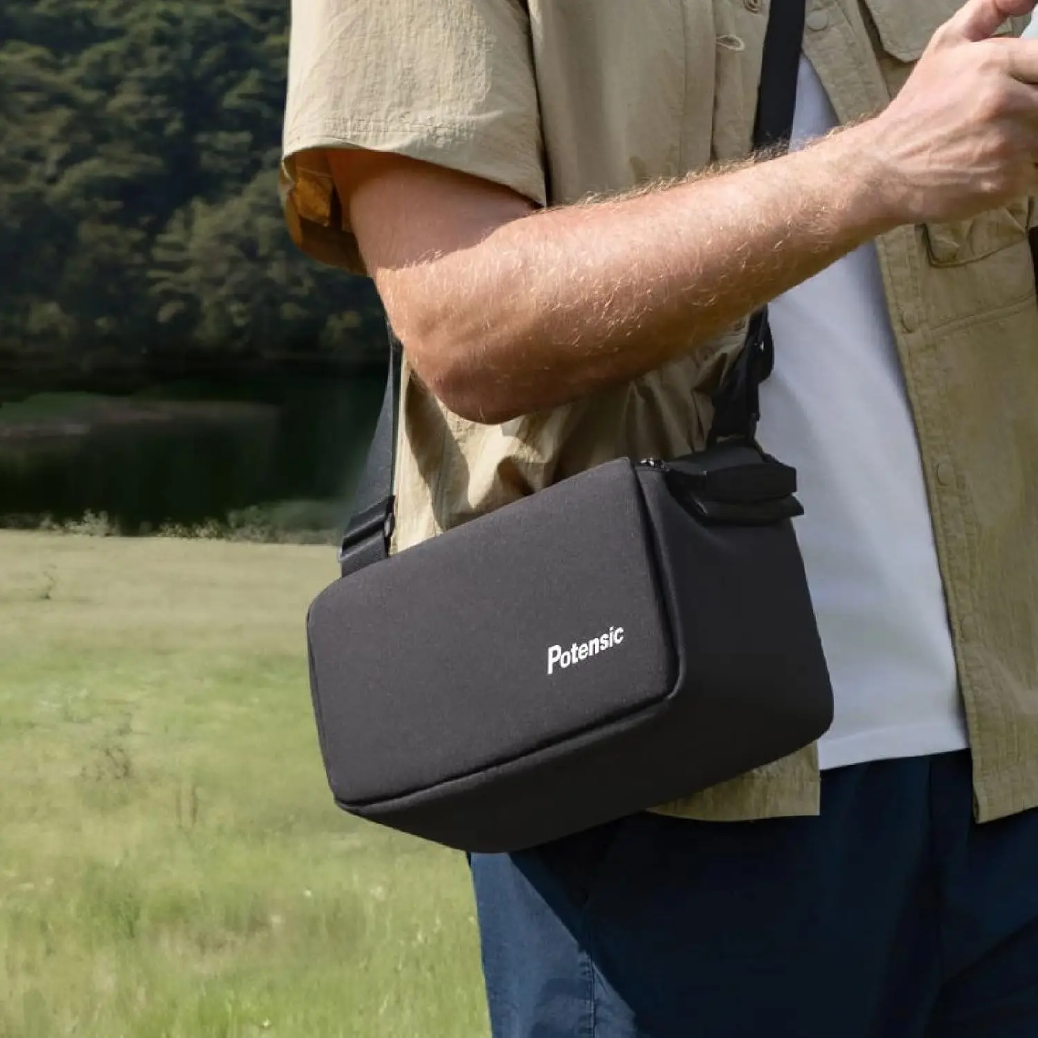 Sac à main pour drone ATOM 2 avec RC PTD 1, vue de dos avec bandoulière amovible.