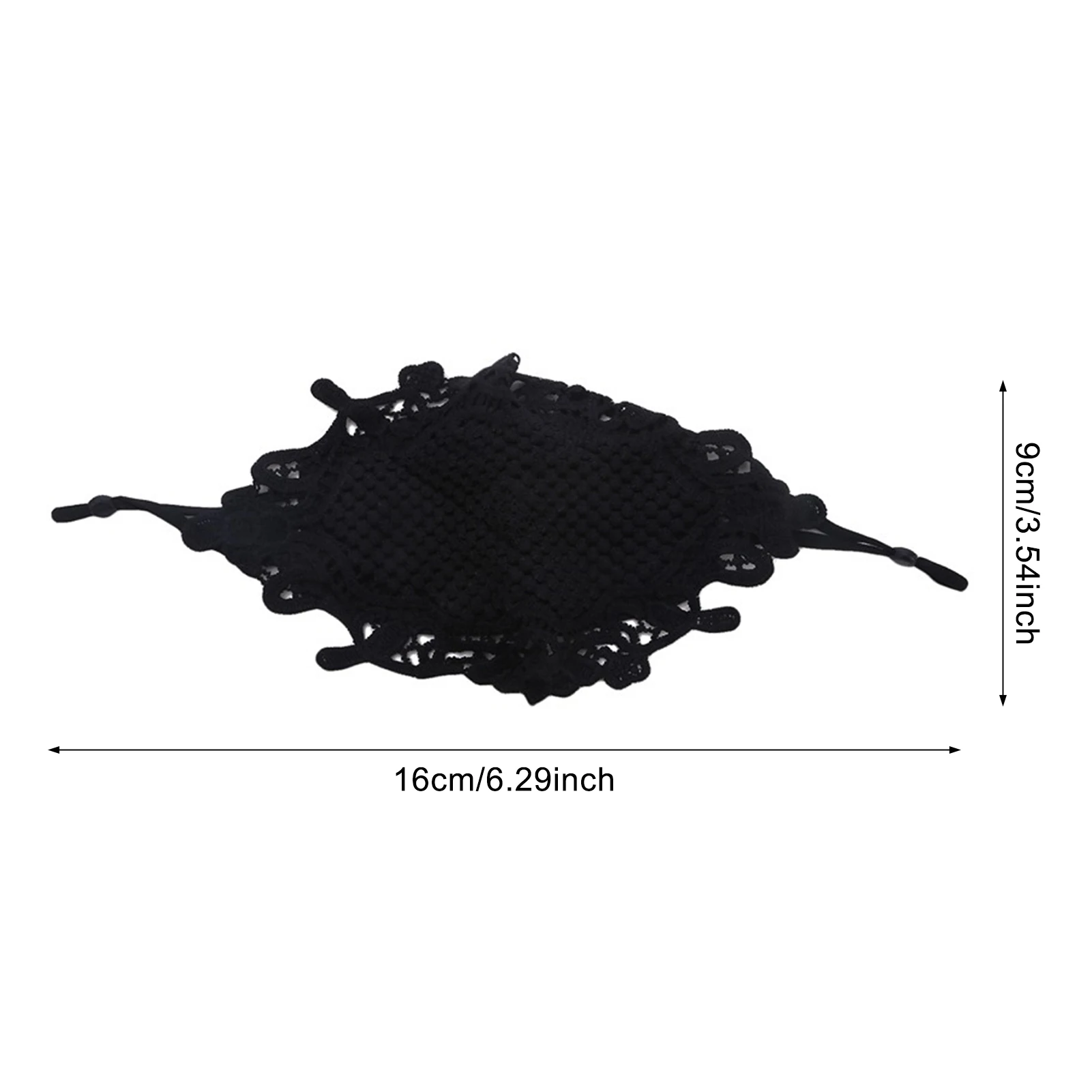 Gros plan sur la texture de la dentelle et les coutures du masque réutilisable, soulignant la qualité artisanale et le confort.