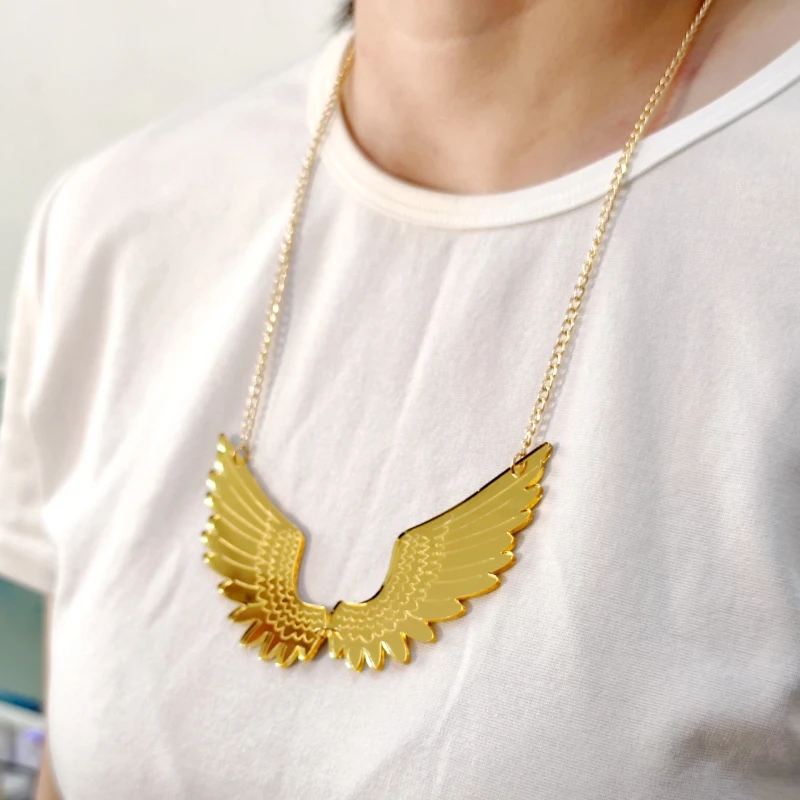 KUGUYS Spiegelgoldfarbene Flügel-Anhänger-Halskette für Damen, trendiger, klassischer Acryl-Schmuck, Accessoires