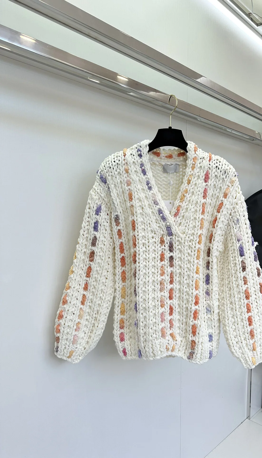 

Женский яркий свитер с цветными вставками