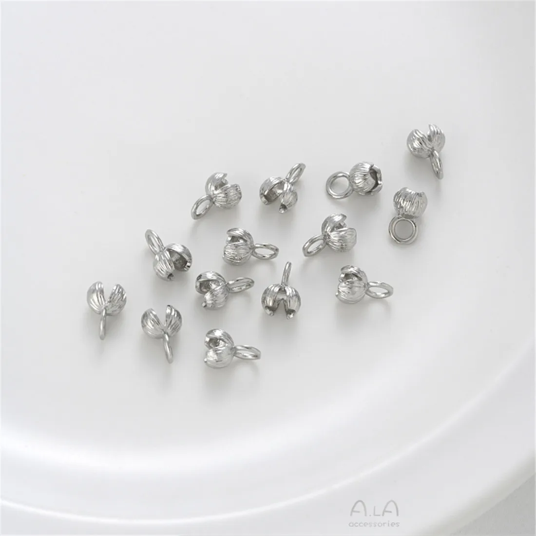 Рисунок 5 - Пряжка с застежкой в форме цветка