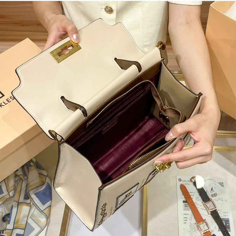 حقيبة يد نسائية فاخرة تحمل علامة تجارية، تتميز بتص...