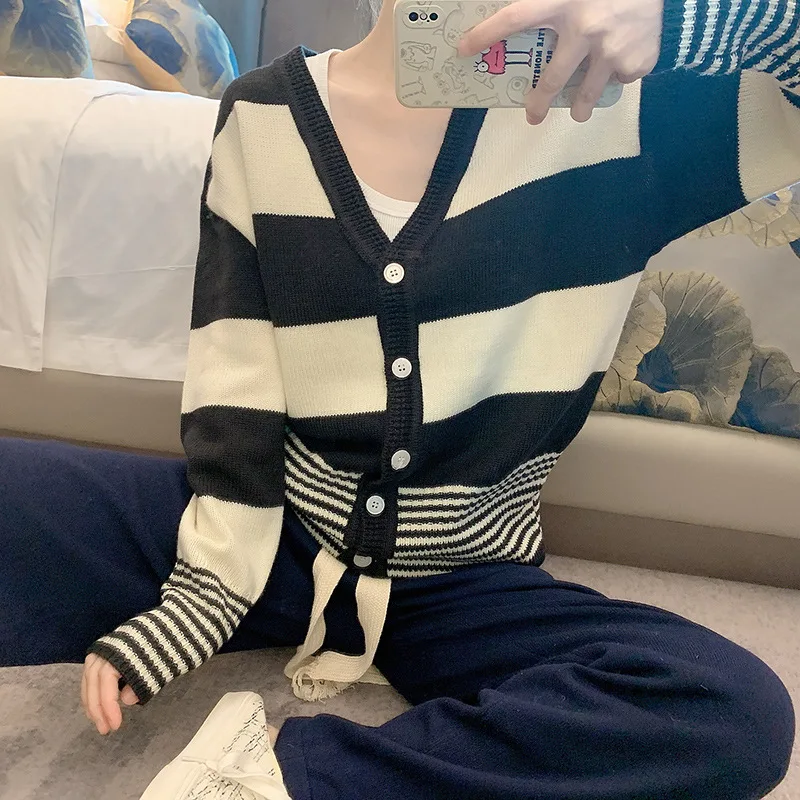 

High Quality Design Sense Contrast Stripe Cardigan Coat Women's Early Autumn New Super Hot Versatile Little People's T-Shirt