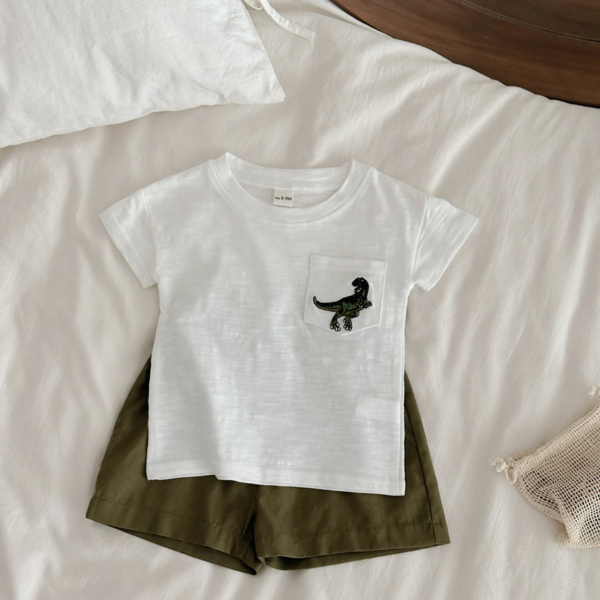 새로운  소녀 소년 의류 세트 작은 공룡 자수 캐주얼 순수 코튼 티셔츠 + 루즈 반바지  여름 정장