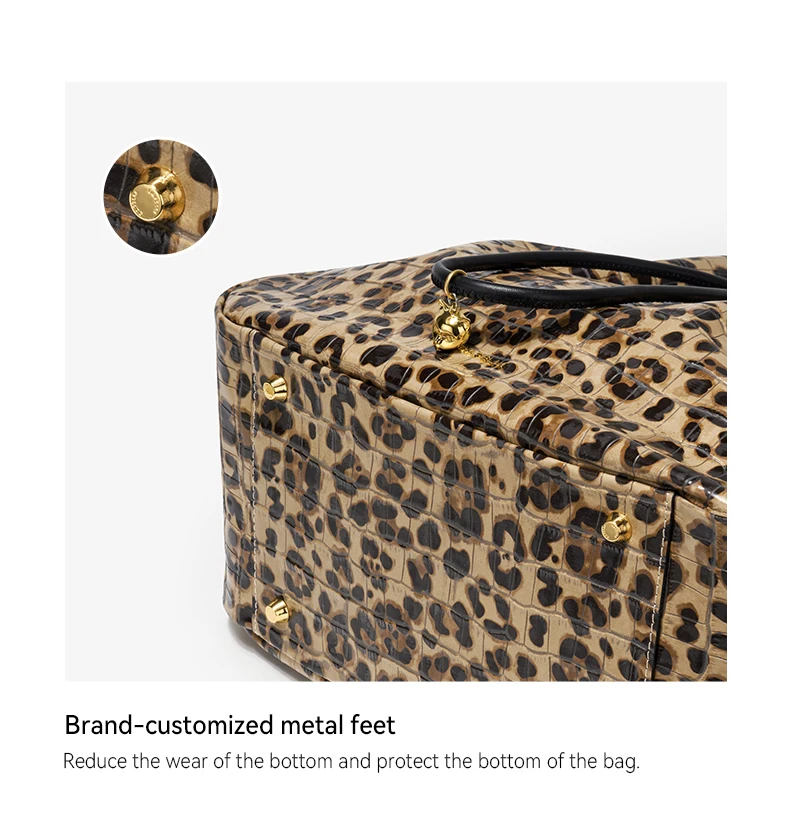 Rear view of hobo tote