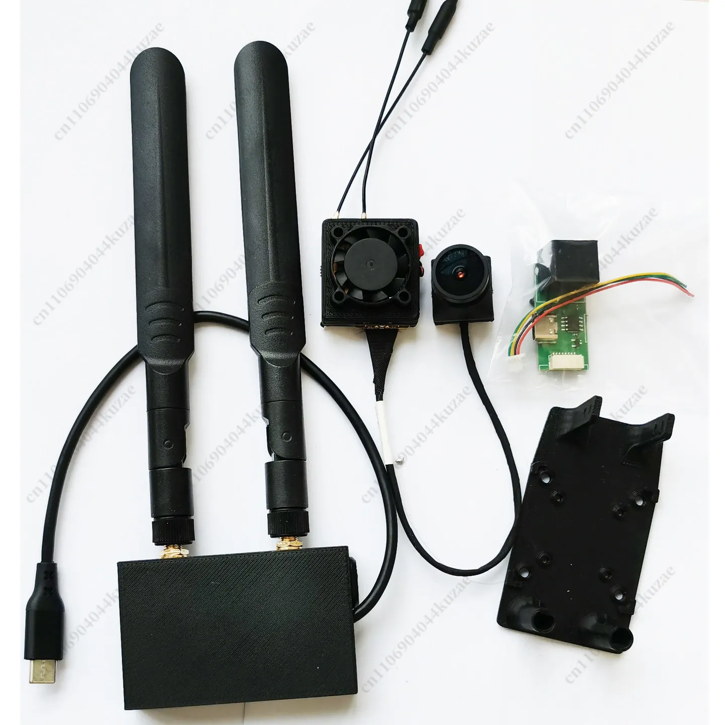 Vue d'ensemble du kit de fixation pour panneaux solaires comprenant les deux clips, vis et embouts de protection.