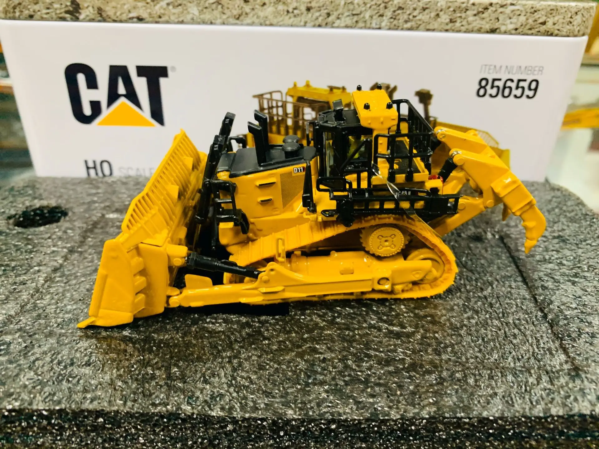 Cat D11 Dozer Tkn Design 1:87 HO Scale Metal Engineering Vehicles Model By DieCast Masters DM85659 New in Box